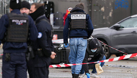 Policininkai įvykio vietoje Paryžiuje / DIMITAR DILKOFF / AFP