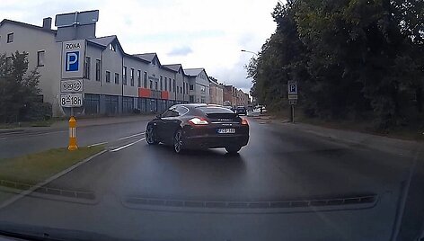  &bdquo;Porsche Panamera&ldquo; Klaipėdoje: beveik kaip ežiukas rūke