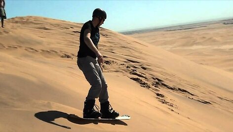 VIDEO kadras: Su snieglente Namibijos dykumoje