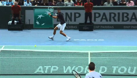 VIDEO kadras: Novakas Džokovičius pelnė gražų ta&scaron;ką Paryžiaus finale