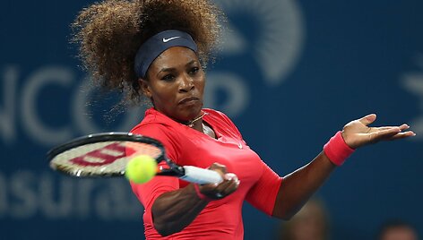 VIDEO kadras: Brisbeno pusfinalyje Serena Williams kovos su Viktorija Azarenka