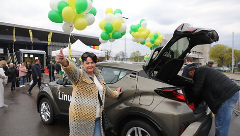 Neregėtos automobilių dalybos: &bdquo;Iki&ldquo; gimtadienio loterijos laimėtojams įteikti 8 visureigių rakteliai
