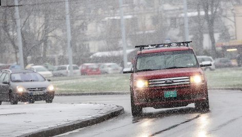 Trečiadienį Vilniuje gausiai sninga