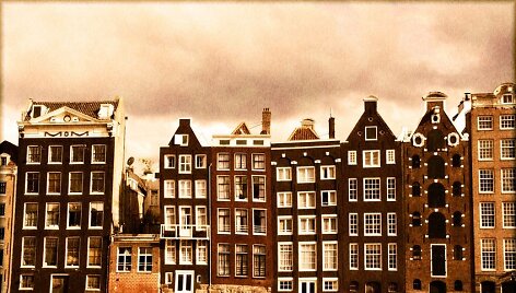 Amsterdamo senamiestis skalaujamas kanalo