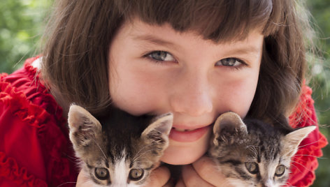 Mergaitė su kačiukais