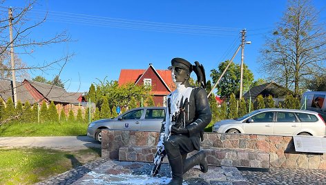 Merkinėje dažais apipiltas paminklas partizanų vadui Adolfui Ramanauskui-Vanagui