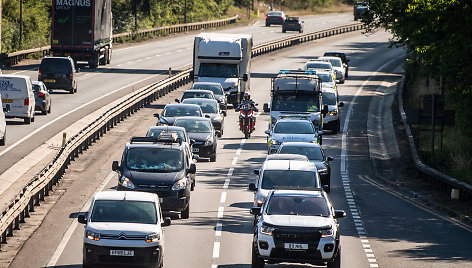 JK vairuotojai prieš degalų kainų augimą protestavo lėtai judančiomis vilkstinėmis