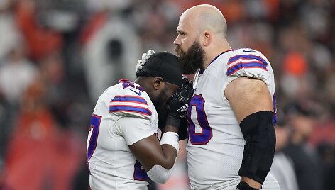 &bdquo;Buffalo Bills&ldquo; žaidėjai verkia po komandos draugo nelaimės