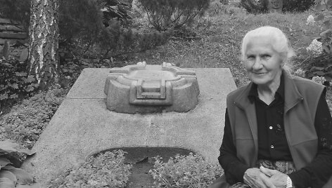 Birutė &Scaron;irvienė prie Pauliaus &Scaron;irvio kapo