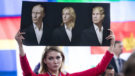 Rusijos žurnalistė su plakatu, kuriame &ndash; V.Putino, M.Le Pen ir D.Trumpo portretai