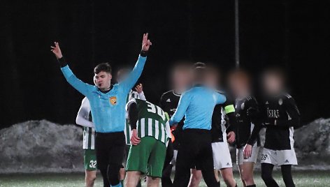 Teisėjas stabdo U-16 komandų rungtynes 