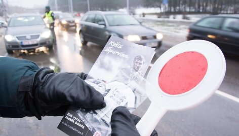 Tarptautinės Antikorupcijos dienos i&scaron;vakarėse Vilniuje surengta akcija &bdquo;Ky&scaron;is i&scaron;purvina&ldquo;