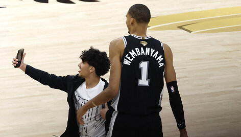 NBA finalą sutrikdė įsiveržęs žiūrovas