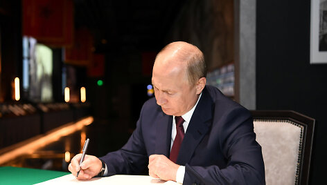 V.Putinas didžiulėje naujoje katedroje pagerbė per karą žuvusius rusus