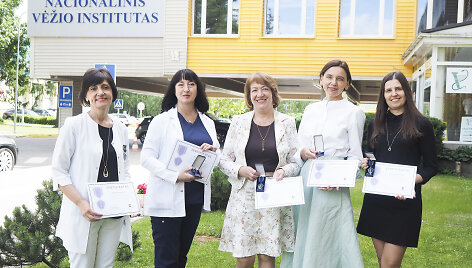 Nacionalinio vėžio instituto darbuotojos &ndash; dr. Birutė Brasiūnienė, dr. Rasa Sabaliauskaitė, Nijolė Zadoreckaitė, Janina Buterlevičiūtė bei Jolanta A&scaron;embergienė.