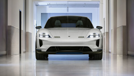&bdquo;Porsche&ldquo; pristatė elektromobilį &bdquo;Mission E Cross Turismo&ldquo;