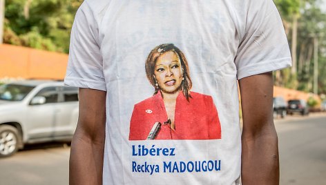 Reckya Madougou atvaizdas ant marškinėlių