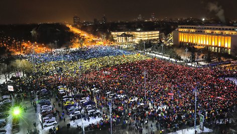 Protestai Rumunijoje nesiliauja: siekiama „vagių vyriausybės“ pasitraukimo