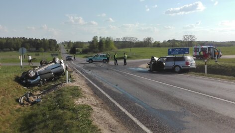 &bdquo;Opel&ldquo; ir &bdquo;VW Passat&ldquo; avarija Kazokinės kaime