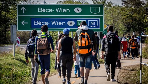Migrantai kerta Vengrijos &ndash; Austrijos sieną
