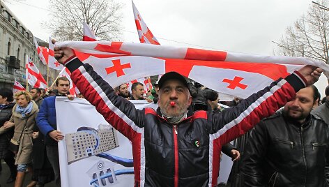 Gruzijoje tūkstančiai mitinguotojų rei&scaron;kė paramą populiariai televizijai