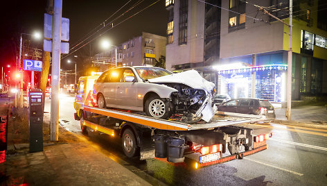 Antakalnio gatvėje susidūrė du automobiliai