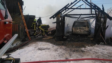 Gaisro metu sudegė automobilis