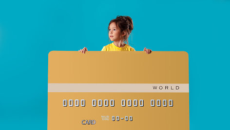 Mergaitė su banko kortele