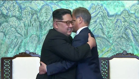 Šiaurės ir Pietų Korėjos lyderiai: Kim Jong Unas ir Moon Jae-inas 