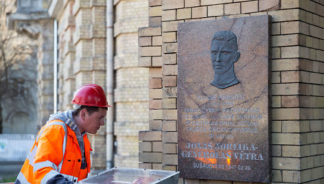 Prie Vrublevskių bibliotekos atvežta Jono Noreikos – Generolo Vėtros atminimo lenta