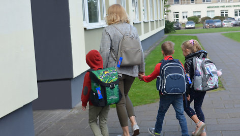 Šokoladu glaistyti sūreliai moksleiviams linki saugių ir skanių mokslo metų!