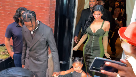 Travisas Scottas su dukra Stormi ir Kylie Jenner