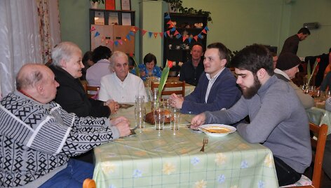 Labdaringų valgyklų lankytojams vai&scaron;es surengė labdaros fondas &bdquo;Maisto bankas&ldquo;