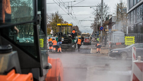 Asfaltuojamas Savanorių prospektas Kaune