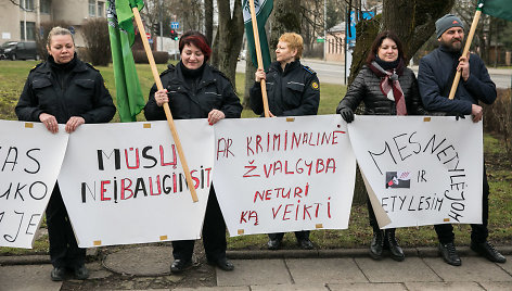 Protesto akciją prie Kalėjimų departamento