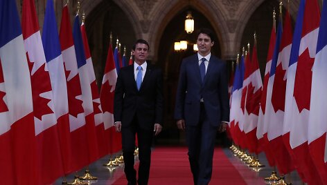 Manuelis Vallsas (kairėje) ir Justinas Trudeau