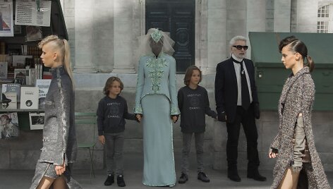 &bdquo;Chanel&ldquo; kolekcijos modeliai ir dizaineris Karlas Lagerfeldas