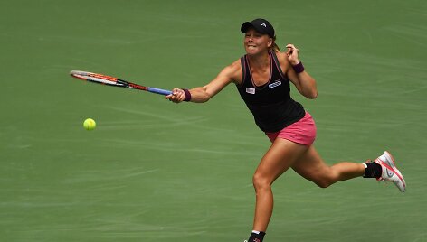 Serena Williams prie&scaron; Johanną Larsson