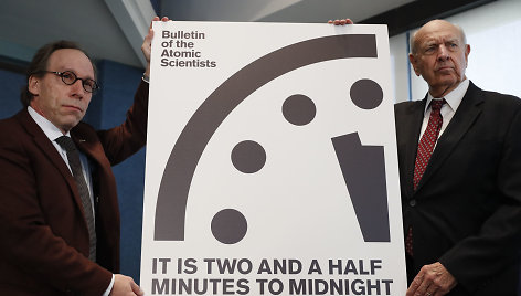 Pasaulio pabaigos laikrodis rodo be dviejų su puse minutės vidurnaktį