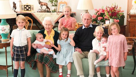 Elizabeth II ir princas Philipas su septyniais provaikaičiais (2018 m.)
