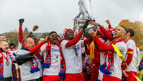 Panevėžio futbolo klubui įteikta čempionų taurė