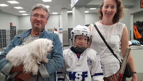 Nikolajus Brook su mama ir tėčiu