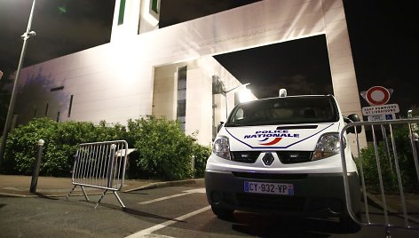 Policjios automobilis prie mečetės Kretėjuje