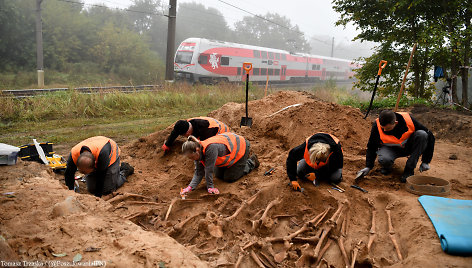 Archeologai Lazdėnuose aptiko 14 karių palaikų bendrame kape