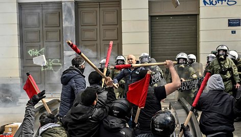 Graikijoje nesiliauja protestai d4l traukinio avarijos