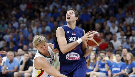 Kontrolinės rungtynės Belgrade: Serbija &ndash; Lietuva. Mindaugas Kuzminskas ir Nemanja Bjelica.