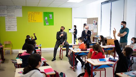 Emmanuelis Macronas lankosi mokykloje