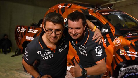 Antanas Juknevičius su Darium Vaičiuliu pristatė Dakaro komandą ir automobilį