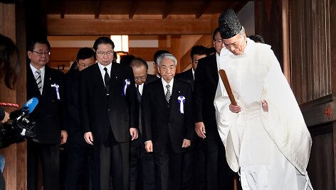 Japonijos įstatymų leidėjai prie&scaron;taringai vertinamoje karo &scaron;ventykloje