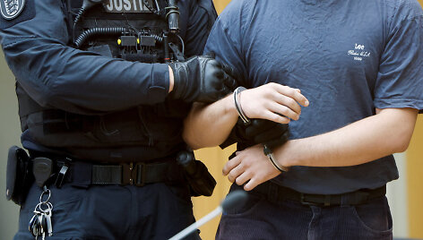 Vokietijos policininkas su kaltinamuoju / Heiko Becker / REUTERS